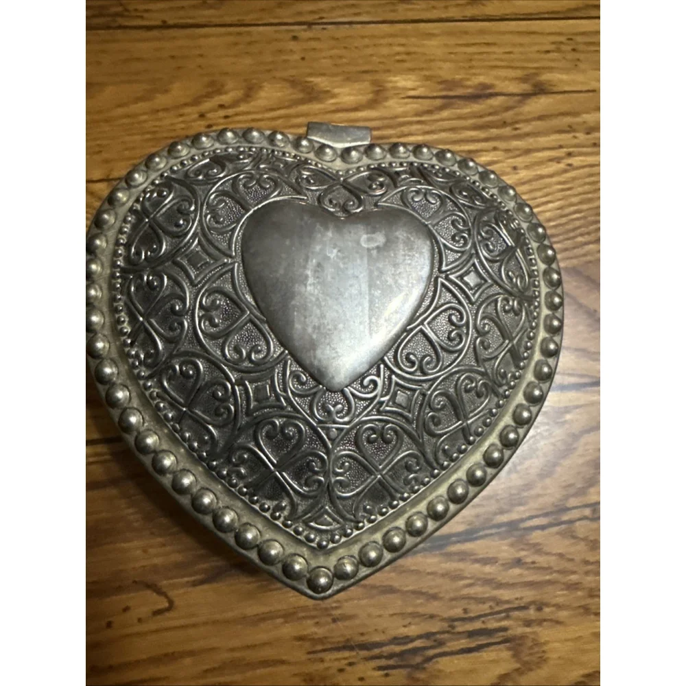 Vtg Lg Silver Plated Ornate Heart Shaped Velvet Lined Jewelry/Trinket￼ Box ￼￼ ￼